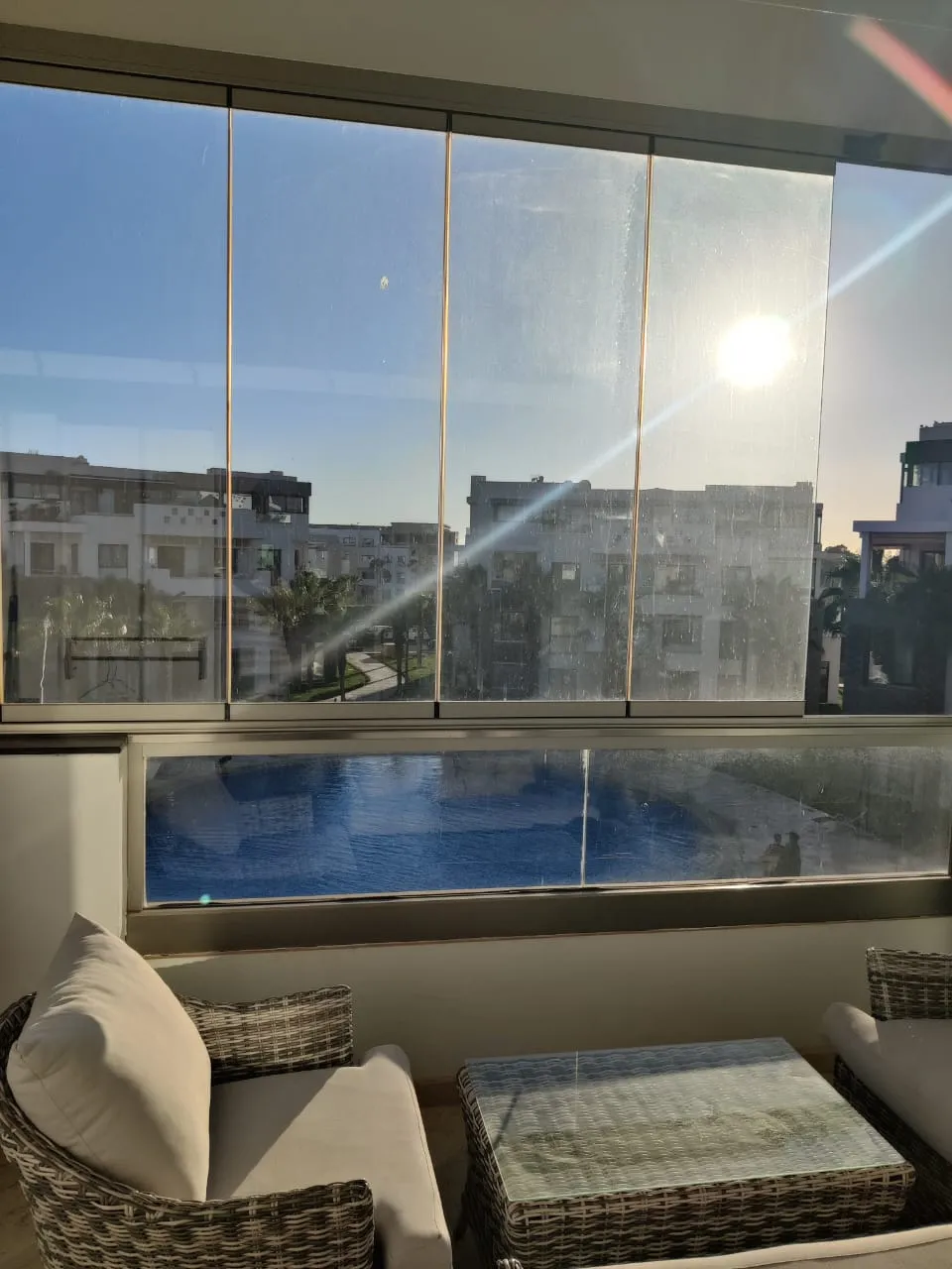 Appartement quotidien à louer, 3e étage, 2 chambres, salon, piscine.