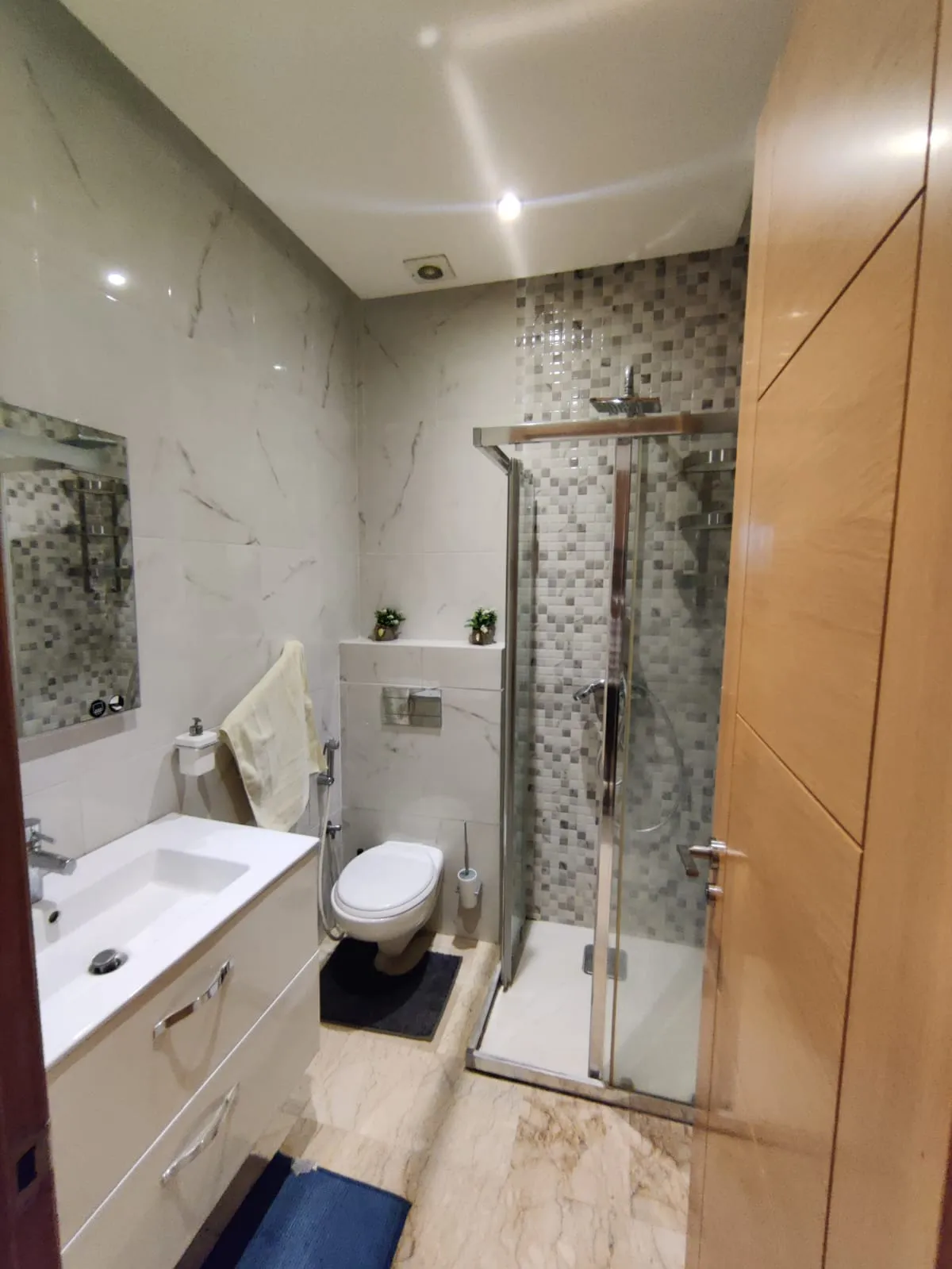 Appartement quotidien à louer, 3e étage, 2 chambres, salon, piscine.